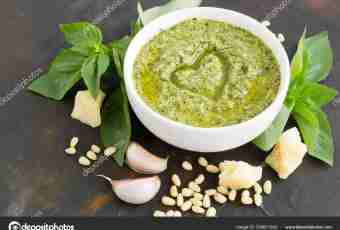 Traditional Italian dishes: paste in pesto sauce