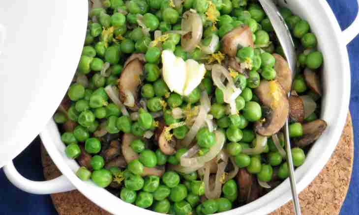 Fetuchchin with mushrooms and green peas