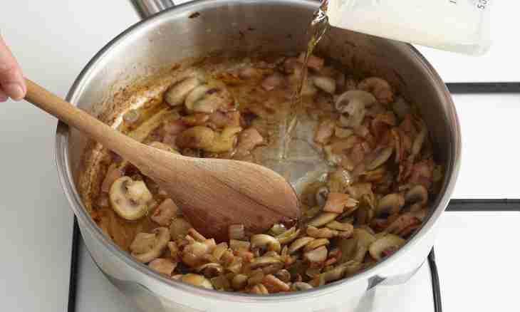 How to prepare a turkey with mushrooms in creamy sauce