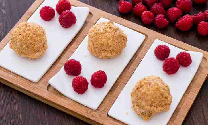 How to prepare sand small squares with apples and raspberry jam
