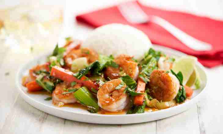 The shrimps fried with garlic and a soy-bean sauce