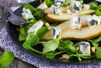 Light salad with a Brie cheese and pine nuts
