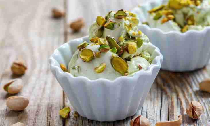 How to use pistachio nuts in pastries