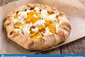 Open-faced pie with pumpkin, a leek and goat cheese