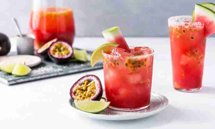 Several ideas of dishes and drinks from a melon