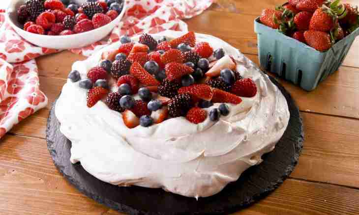 How to prepare a berry dessert "Pavlov