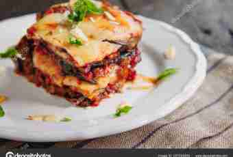 How to prepare the baked eggplants with meat a baking plate creamy and yogurt sauce with cheese and tomatoes