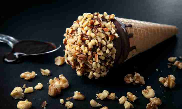 How to prepare a dessert in the form of cones from chocolate flakes