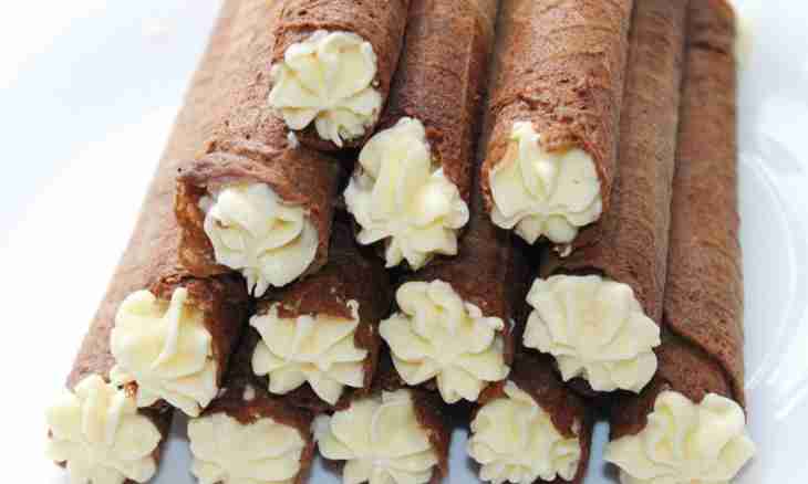 How to prepare a chocolate roll with cream