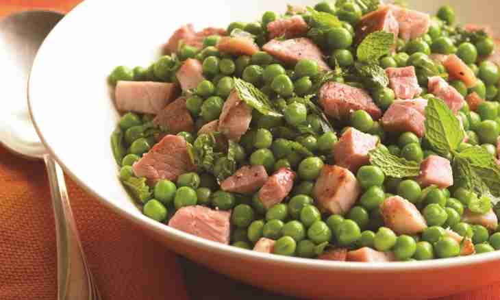 Gammon with a pea pudding and sauce with parsley