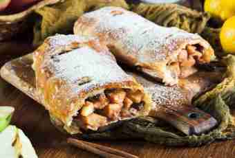 How to prepare an apple strudel with raisin and nuts