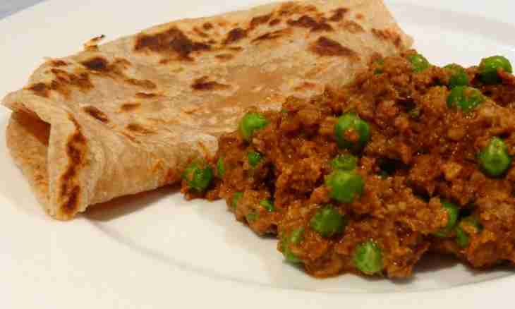 The Indian flat cakes Parathat with green peas