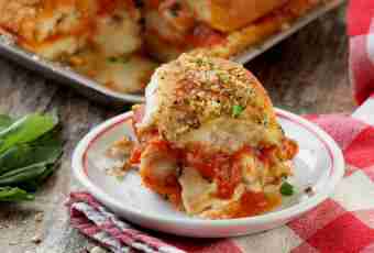 The apples stuffed with chicken and cheese