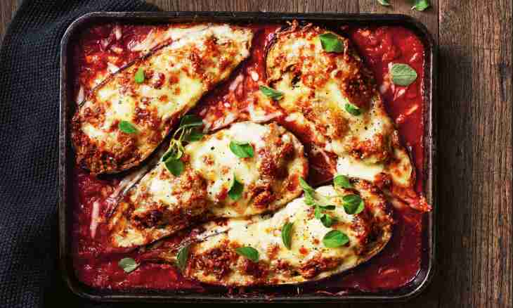 Tasty and simple second courses: the stuffed eggplant