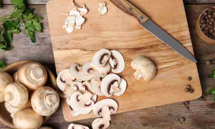 How to make brochettes from champignons