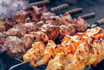 How to prepare a shish kebab on a grill in tomato juice