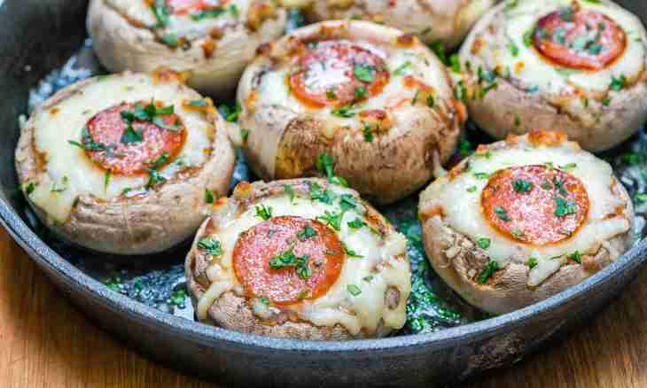 How to make the stuffed champignons with tomatoes in an oven