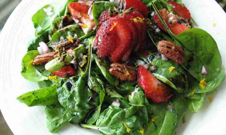 How to make light salad with strawberry