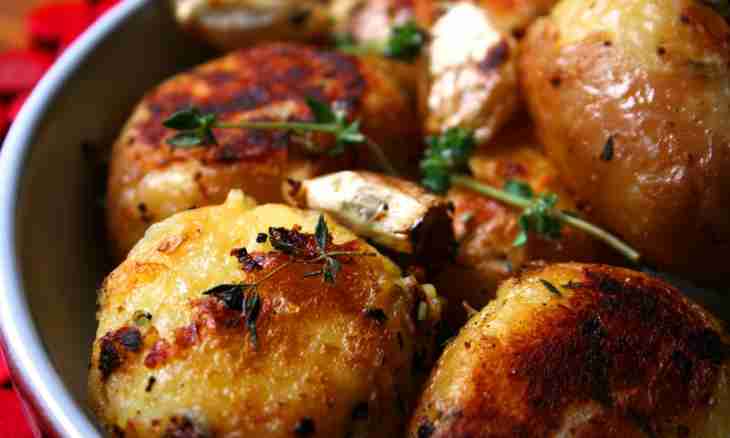 How to make potatoes stuffed with meat in an oven