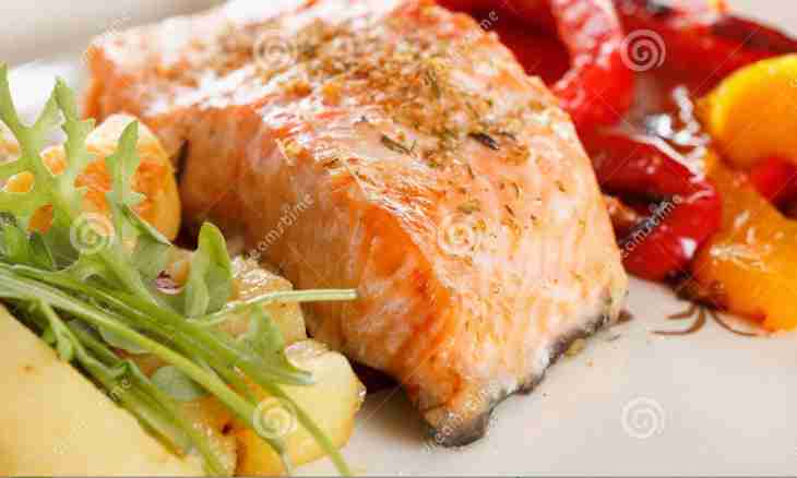How to prepare a salmon on a grill with vegetables