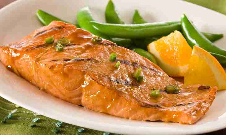 How to prepare a salmon with almonds and orange sauce