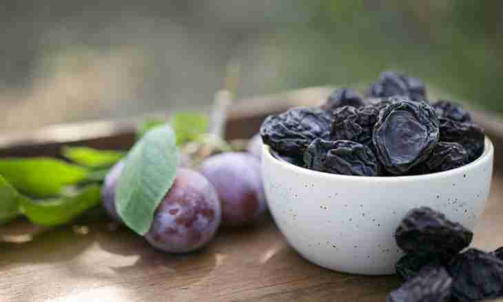 Prunes with nuts and sour cream