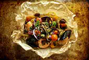 How to make the herring with vegetables baked in parchment