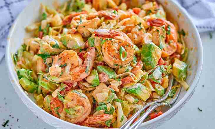 How to make light salad with shrimps