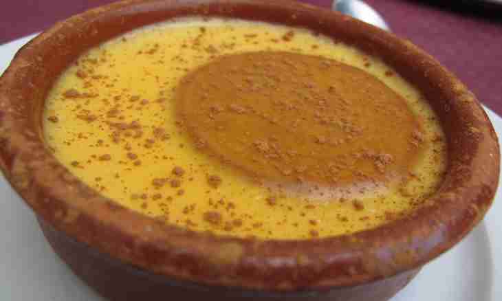 How to prepare a classical Spanish dairy and egg dessert of Natillas caseras