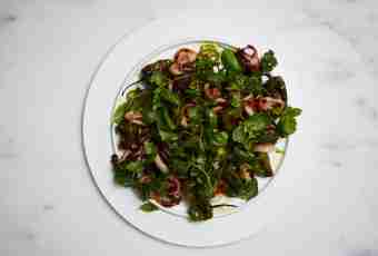 Smoked squid salad: several ways of preparation