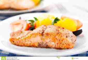 Salmon with olives and tomatoes