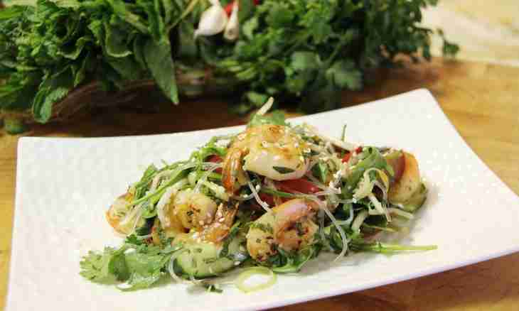 Seafood and rice noodles salad