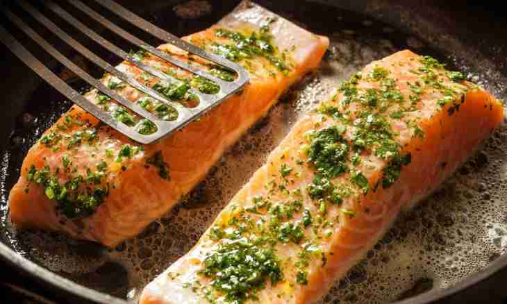 How to prepare a humpback salmon under classical marinade and egg filling