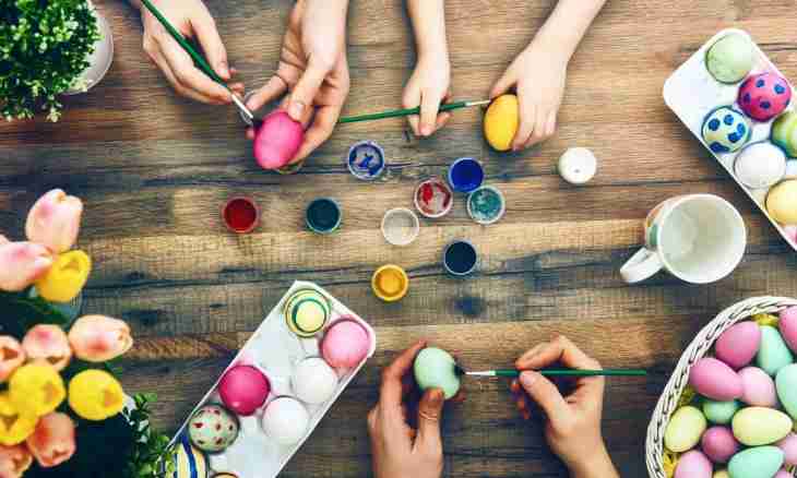 What to paint Easter eggs with