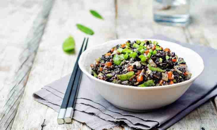 Paprika, green peas and rice salad