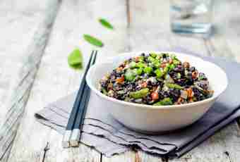 Paprika, green peas and rice salad