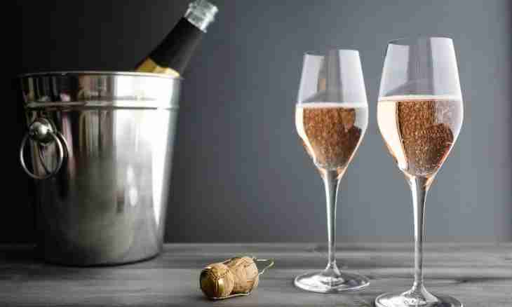 We prepare a simple and original dessert with champagne