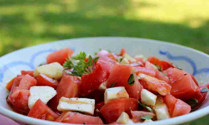 How to make tomatoes salad with nutlets