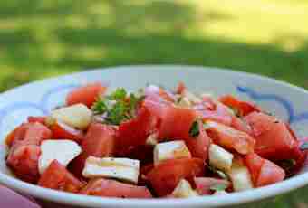 How to make tomatoes salad with nutlets