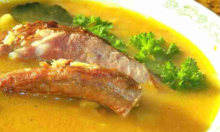 Pea soup with smoked ribs