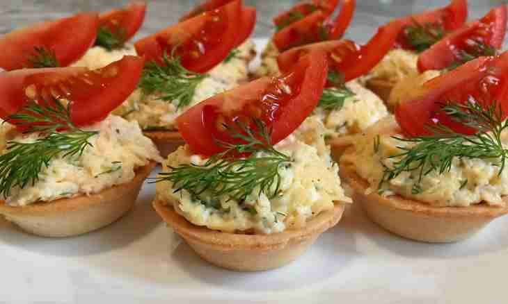 How to make tartlets with cheese and garlic for New year