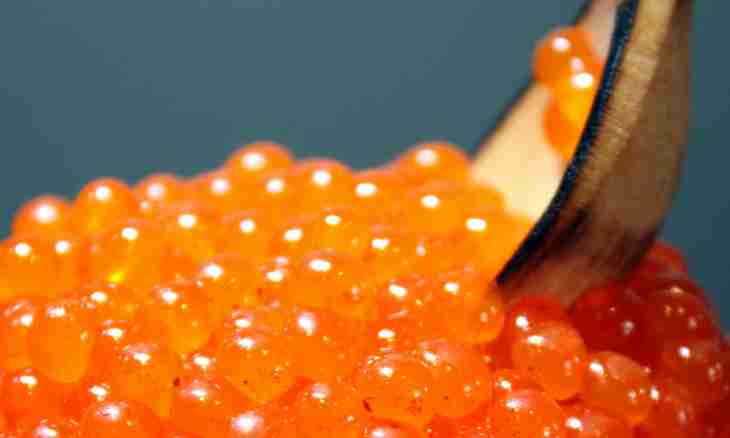 How to peel red caviar from a film
