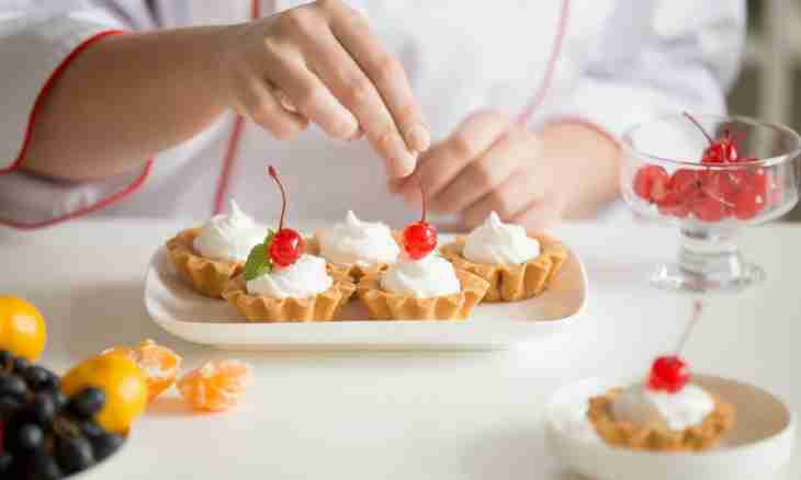 How to make festive tartlets with sweet cherry