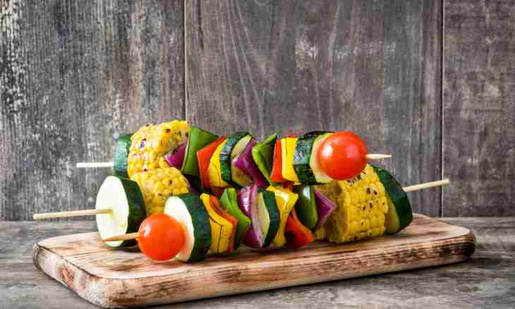 How to make a vegetarian shish kebab of vegetables