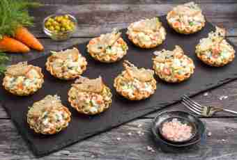 New Year's tartlets with Russian salad