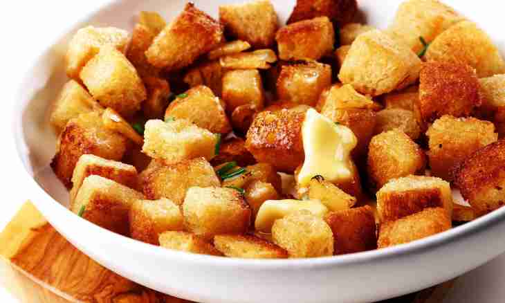 How to make croutons with garlic in an oven