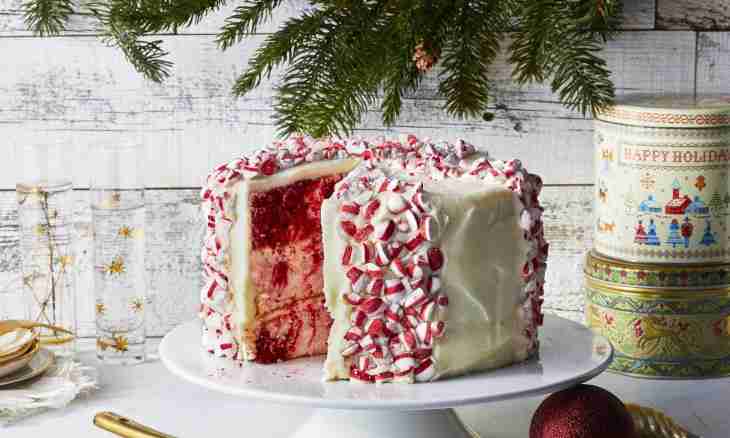 As it is beautiful to issue festive cake