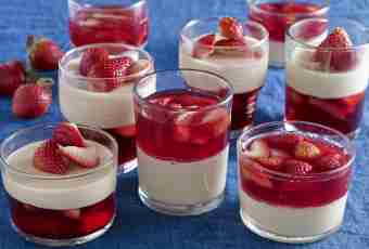 Strawberry: a dessert sour cream with gelatin