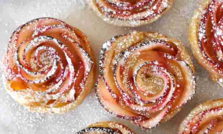 Roses from apple slices in the test