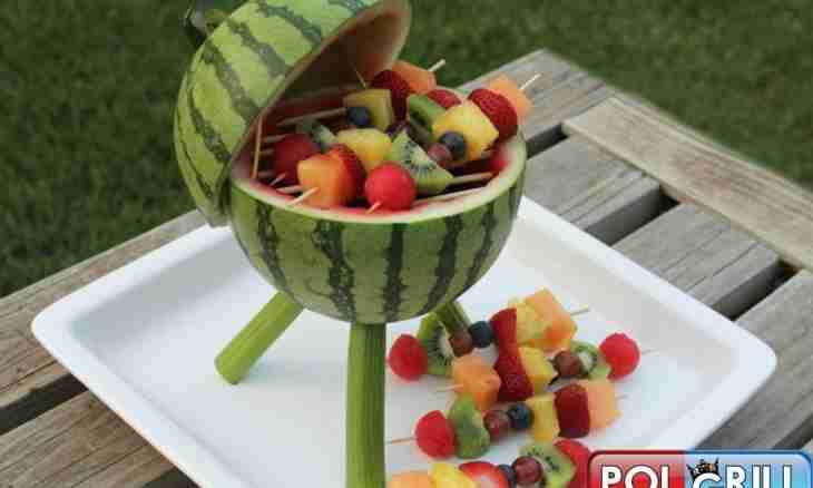 How to decorate a table with a water-melon basket